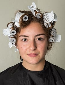 Porträt einer jungen Frau vor dem Beauty-Styling