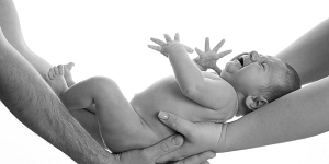 Eltern halten neugeborenes Baby in der Hand
