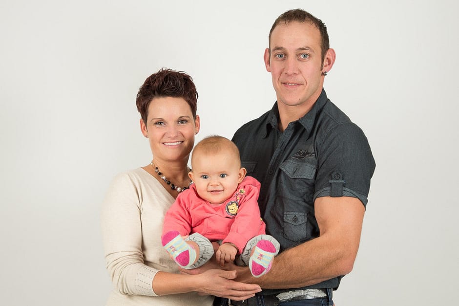 Familie macht sich bereit für ein Passfotoshooting